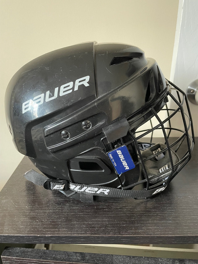 Bauer kids hockey helmet in Hockey in London - Image 4