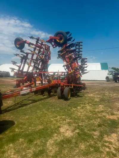 34ft Bourgault 5710 drill,10” spacing has 4 inch packers, 3/4” openers with pretty much brand new ge...