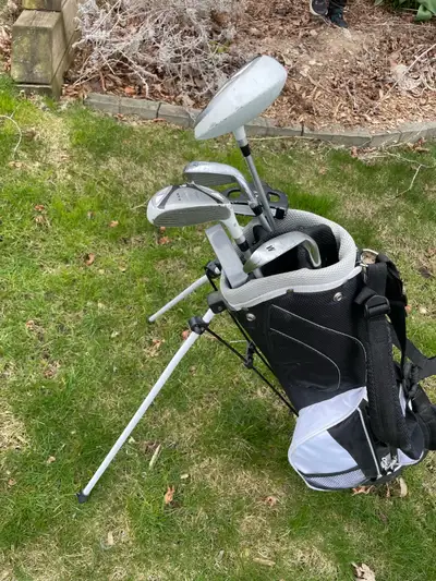 Set of kids golf clubs- left hand. Good for around 7-10 year olds