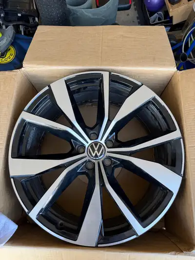 21” x9 2000 kms on them Off a 2026 Atlas $1000