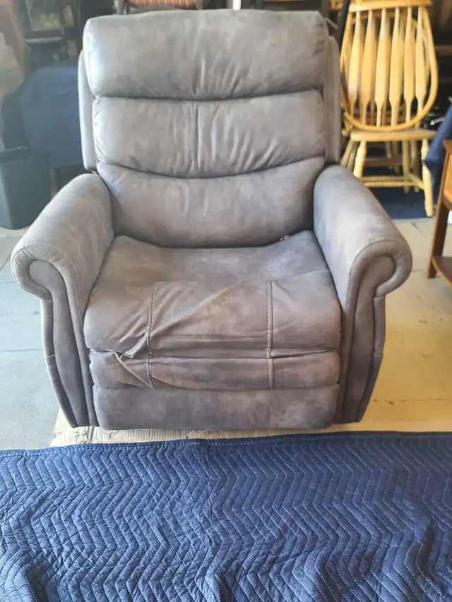 VIVA LIFT GREY MODERN RECLINER in Chairs & Recliners in Delta/Surrey/Langley - Image 2