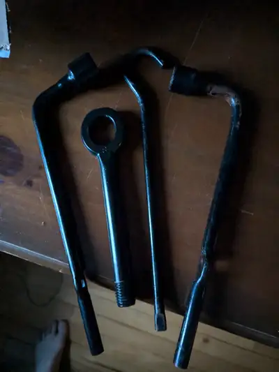 4 piece, the lug nut are different sizes , non-nego
