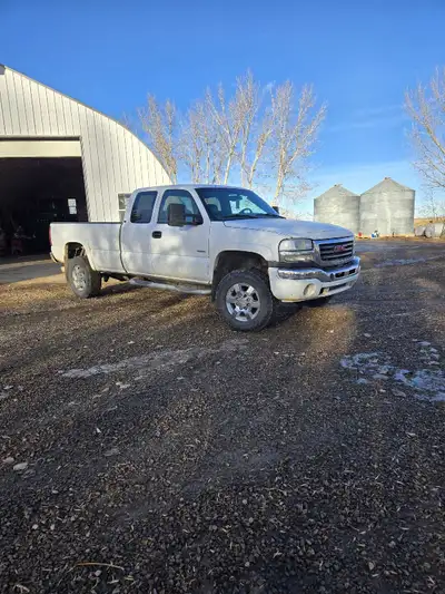 2003 long box extended cab LB7 duramax , 542000km Had injectors done 2 years ago, tires are 60% Clot...