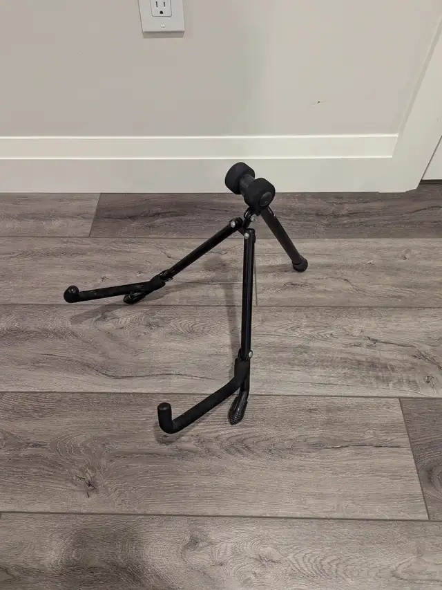 Oscar Schmidt Washburn Shadow Body Electric Guitar  & Stand in Guitars in Kitchener / Waterloo - Image 8