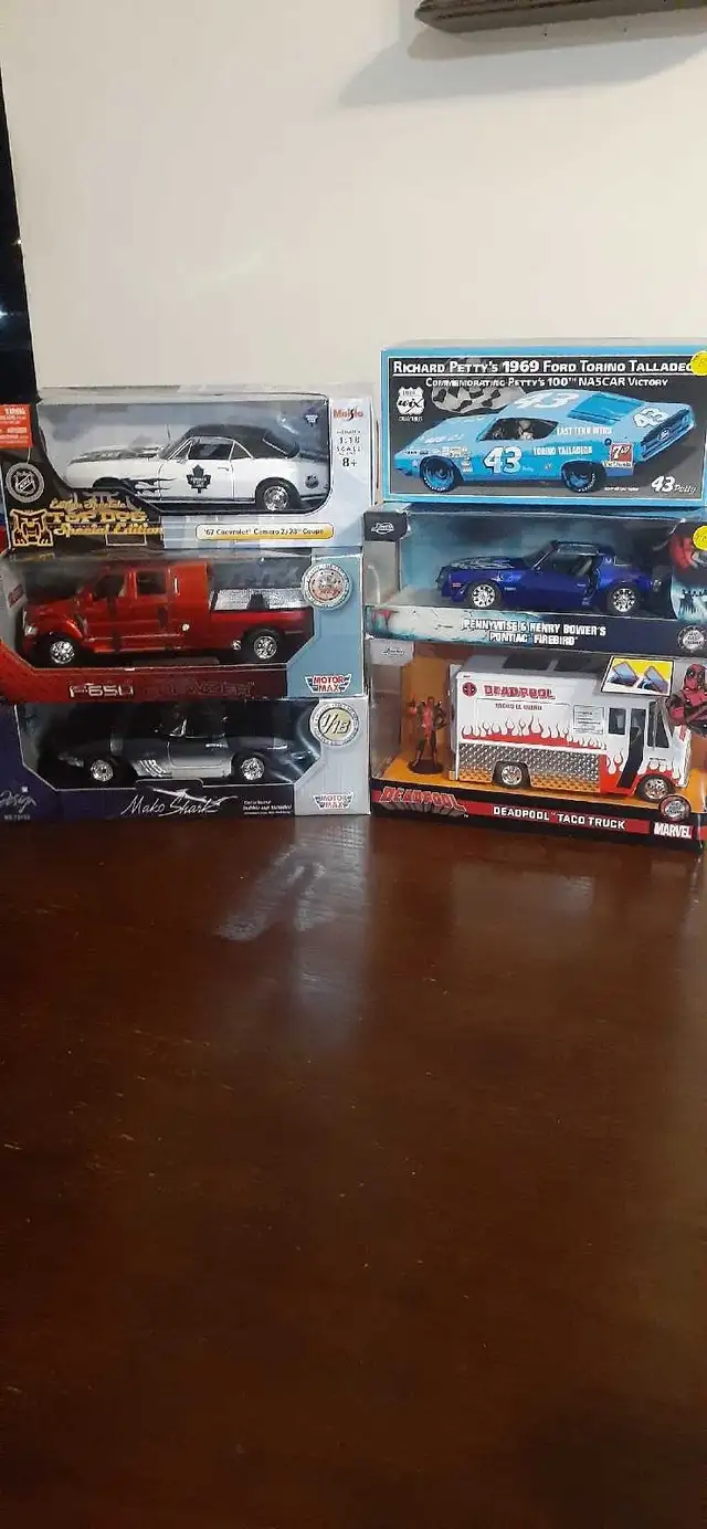 30 diecast cars and trucks 1/24 scale in Arts & Collectibles in Hamilton - Image 4