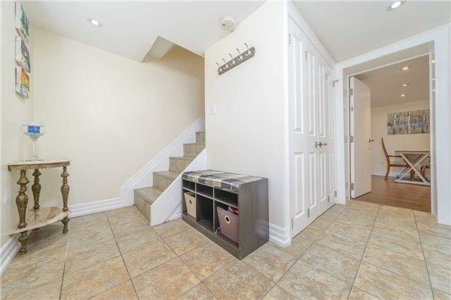 *{LOWER LEVEL-SPACIOUS+STUNNING 2bdrs@Keele St/HYW 401}* 2