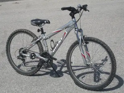 IT'S A GIANT 26" GIANT BUILDER ALL ALUMINUM 21 SPD + SUSPENSION!, View more