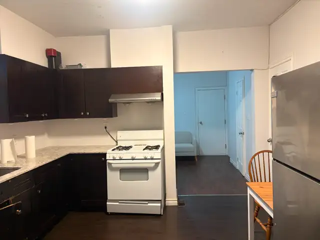One bedroom in a two-bedroom apartment for rent dans Chambres à louer et colocs dans Ville de Toronto - Image 4