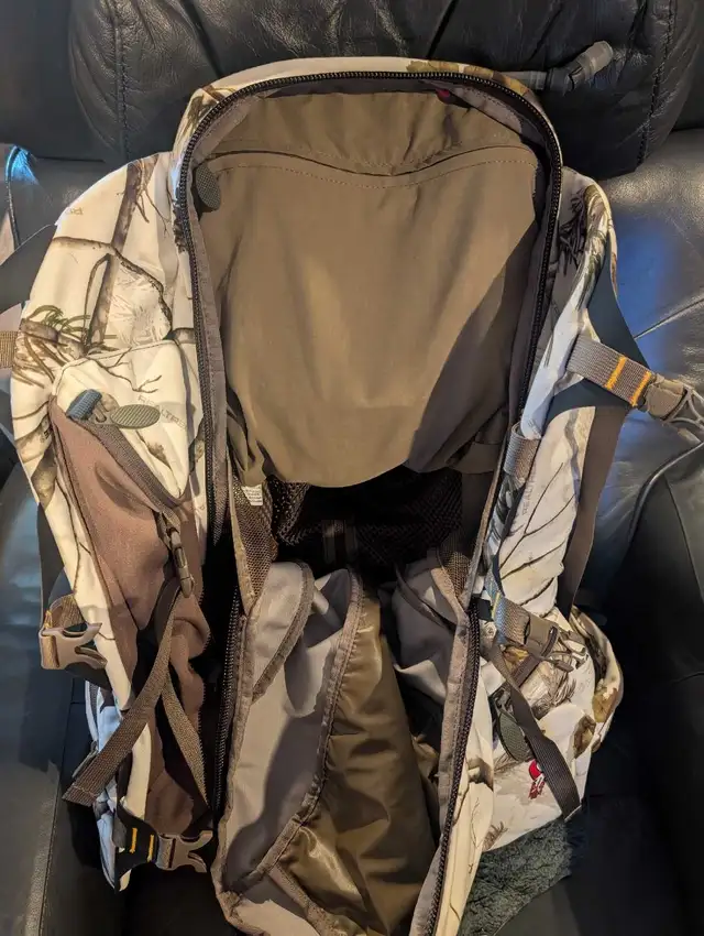 Badlands 2200 hunting or hiking backpack in Bags & Luggage in St. Catharines - Image 5