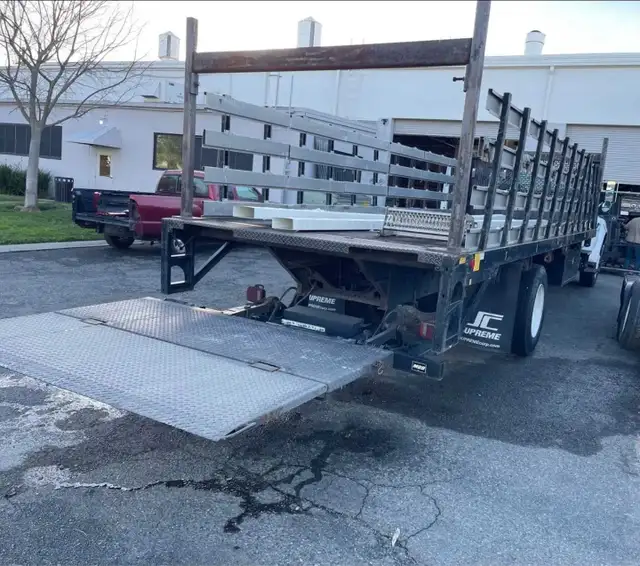 2008 Ford F750 flat deck w Liftgate in Cars & Trucks in Thunder Bay - Image 3