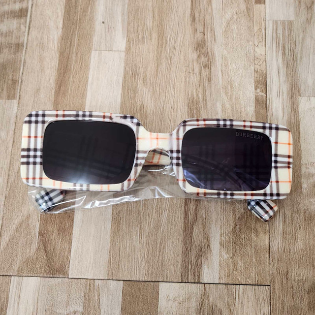 Burberry Sunglasses in Other in Edmonton - Image 4