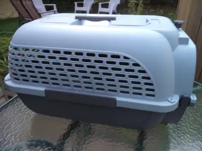 cage pour petit chien ou chat avec porte en métal 21 pouces de longeuer,12 pouces de largeur et 12 p...