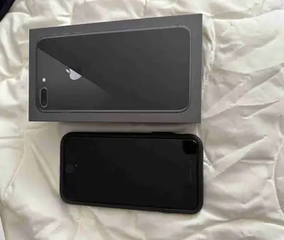 iPhone 8 Plus 64 gig Avec étui de Apple Bonne conditions Unlocked