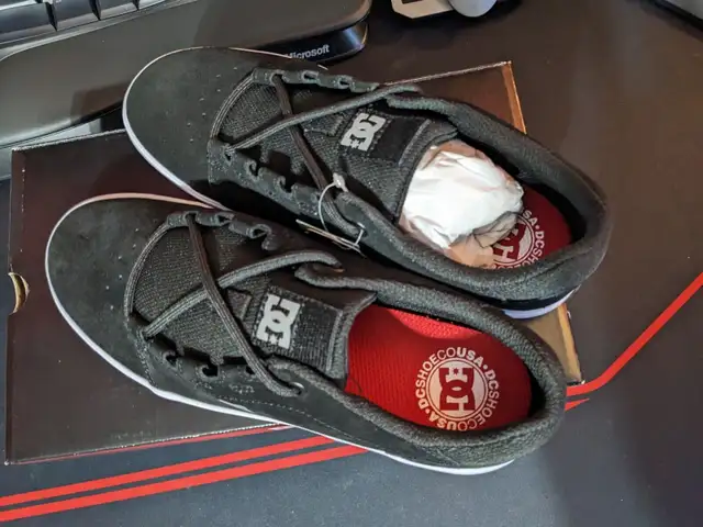 DC Shoes - Men's Hyde Suede Skate Shoes - BLK/WHT - MENS 7 - NEW in Men's Shoes in Sault Ste. Marie - Image 4