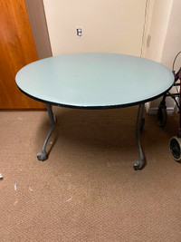Steelcase Mobile table Oval. 42x30. 27 High