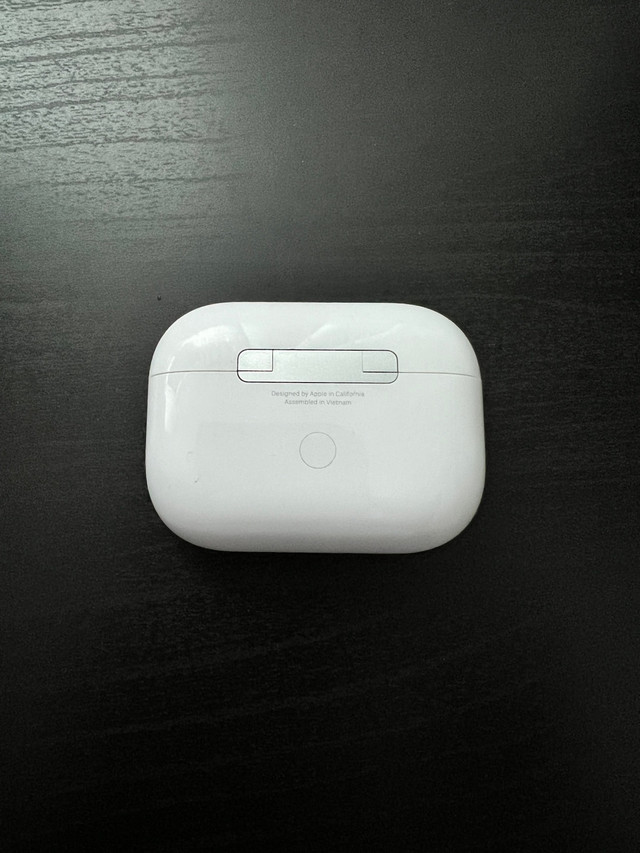 Apple Airpod Pro (1st gen) left bud is staticy in Cell Phone Accessories in City of Toronto - Image 2