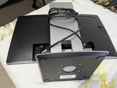 HP EliteDisplayE222 21.5" used Monitor with cables, View more