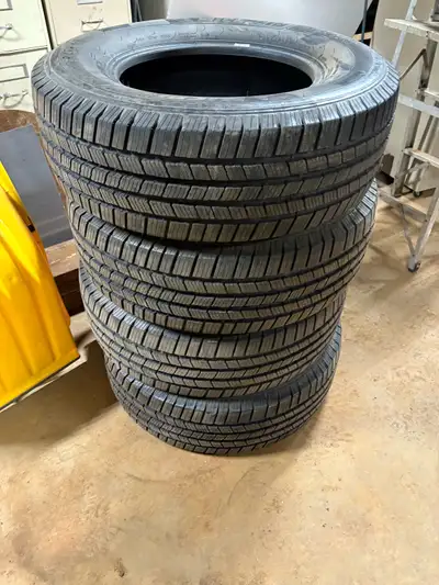 4 pneus michelin defender ltx comme neuf LT265/70/17! Il en a 2 a 12/32 et 2 a 11/32. Ils sont comme...