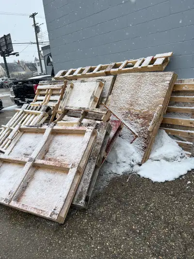 Free pallets Call 204-791-9691