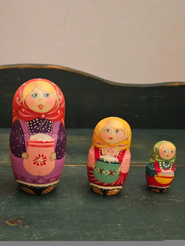 VTG WOODEN 5 - PIECE RUSSIAN MATRYOSHKA NESTING DOLL - 7.5" TALL in Home Décor & Accents in City of Toronto - Image 7