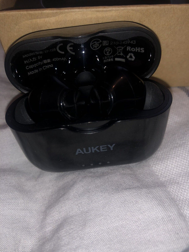 Aukey wireless earbuds/écouteurs Bluetooth noir in Headphones in City of Montréal - Image 2