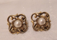Vintage Earring w Pearl Gold tone plating