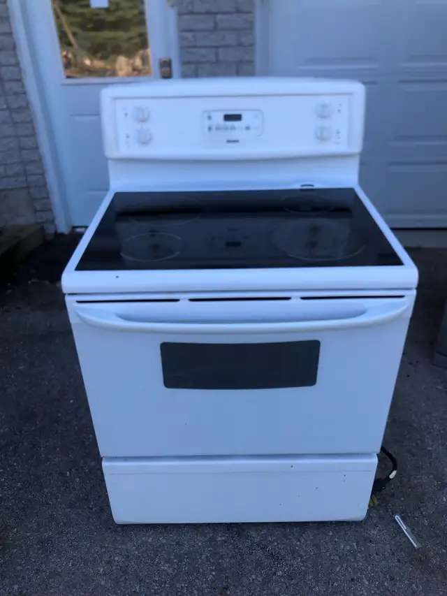 white electtic stove range oven can deliver  in Stoves, Ovens & Ranges in Mississauga / Peel Region - Image 2