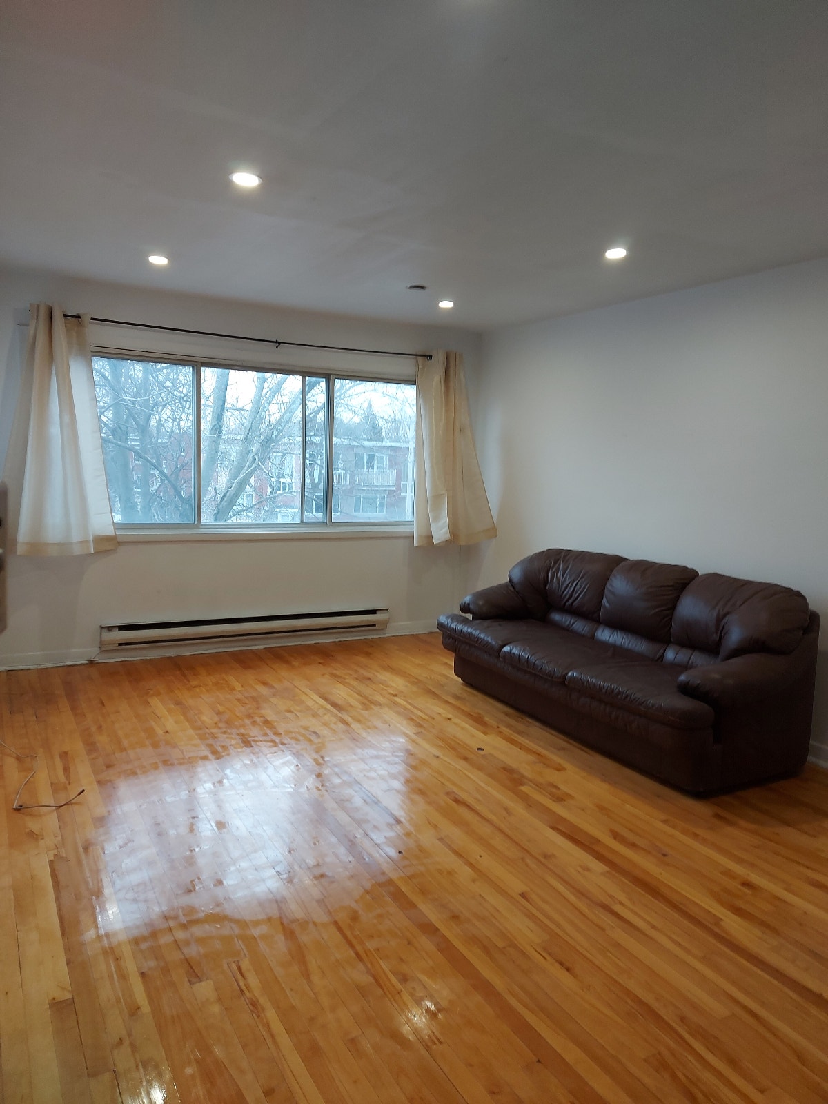 5 et demi, Montréal.3 chambres fermés, disponible — photo 1