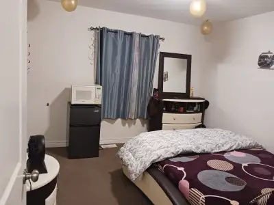 Bright and cozy furnished room for rent in most desire location. Close to transit, shopping, banking...