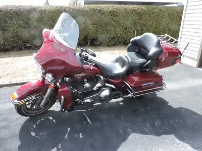 Harley FLHTC 2006 bas kilometrage. Toujours stationné a l'intérieur. Inspection faite récemment avec...