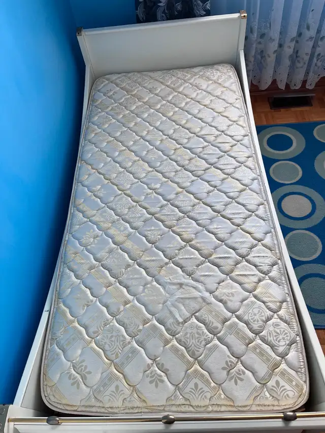 Ensemble lit + vitrine in Beds & Mattresses in City of Montréal - Image 3