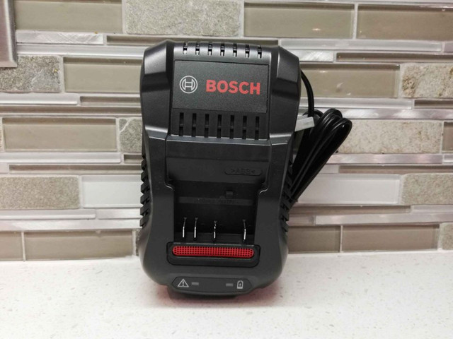 Chargeur Rapide Bosch 18v BC1880 -NEUF- dans Outils électriques  à Laval/Rive Nord