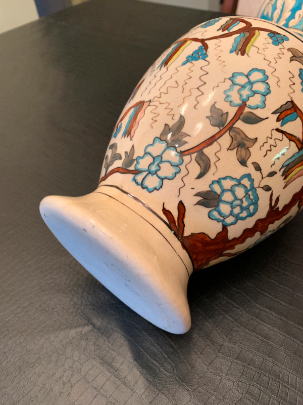 Ancient Light Blue and White Ceramic Table Vase dans Décoration intérieure et accessoires  à Ville de Montréal - Image 3