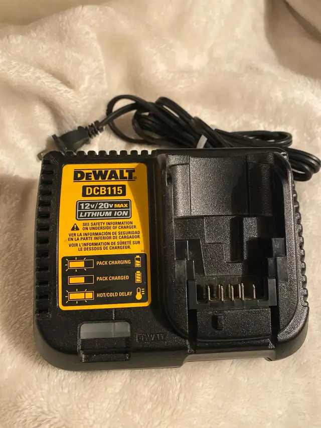 Dewalt  4ah Fast Charger DCB115 12/20V in Power Tools in St. Albert - Image 2