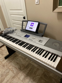 Yamaha DGC-640 Digital Piano w/built in wood stand  