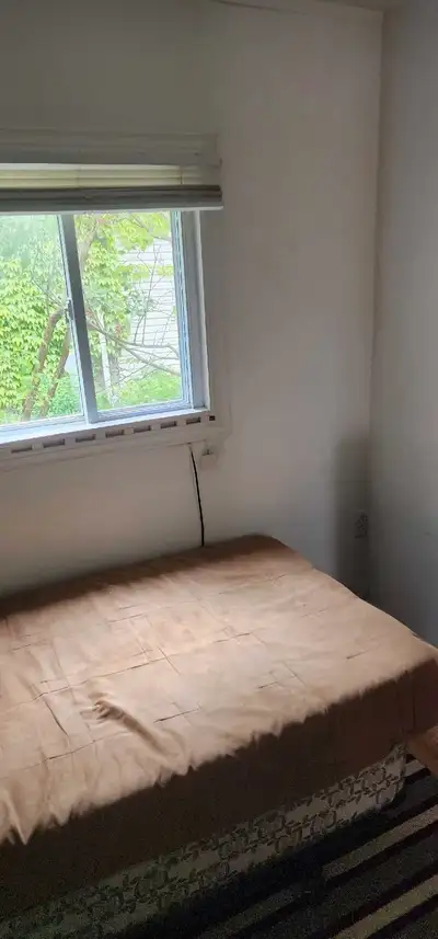 ROOM FOR RENT LINDSAY 705 879 3692