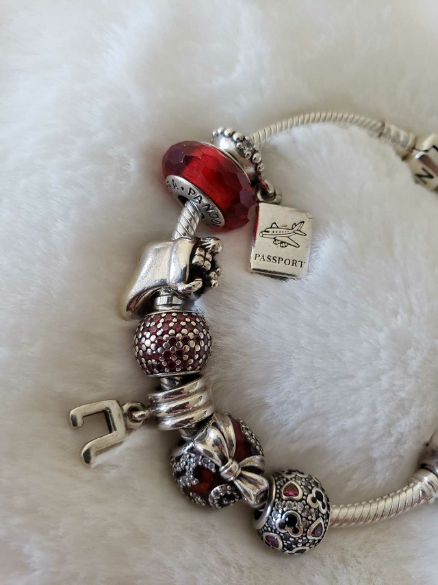 Pandora bracelet with 8 charms Authentic , all for $300, firm in Jewellery & Watches in Oakville / Halton Region