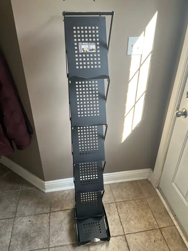 Metal magazine display rack