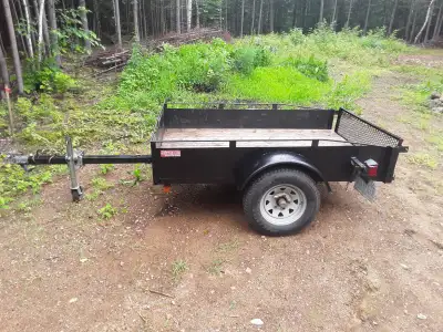Remorque dompeur de 4 x 6 pieds en acier avec fonds en bois traité. Deux pneus de rechange (un des p...