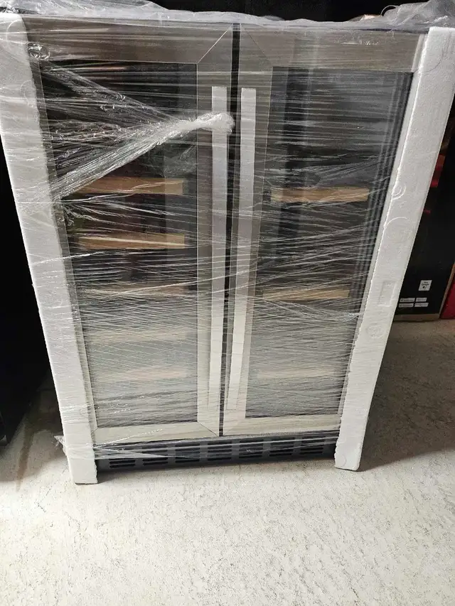 Frigidaire Gallery 23.4 in. Built in Dual Zone Beverage COOLER in Refrigerators in City of Toronto - Image 2