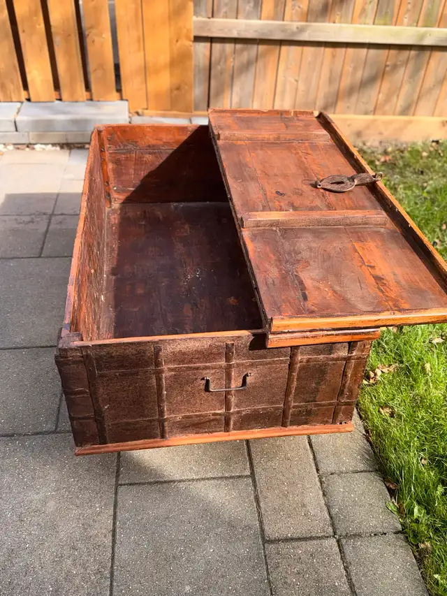 Antique wood trunk in Coffee Tables in City of Toronto - Image 5