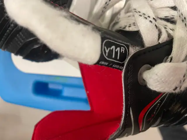 Kids hockey skates in Skates & Blades in Oakville / Halton Region - Image 3