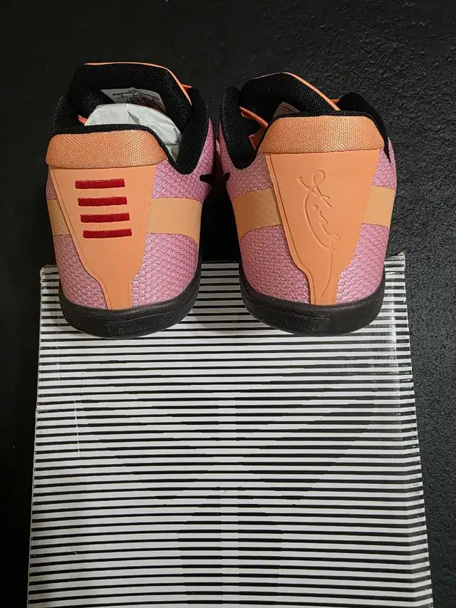 Kobe 11 size 8 in Men's Shoes in Mississauga / Peel Region - Image 6