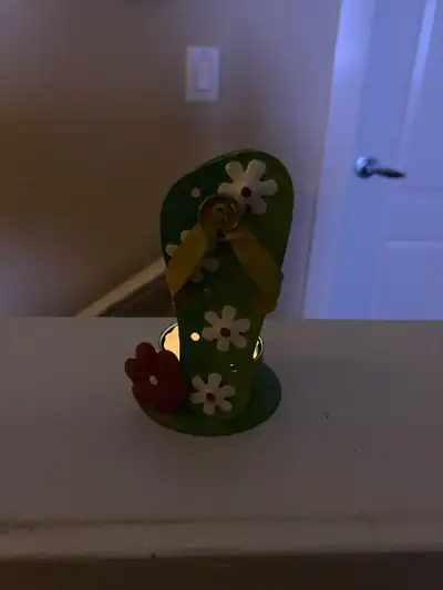 Add a touch of summer to your space with this charming flip flop tealight holder! This cute, decorat...