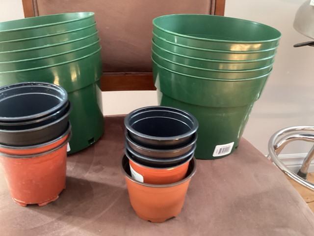 10 pots pour plantes diamètre 8 po et 10 petits pots le lot 10$ dans Rangement et organisation  à Trois-Rivières - Image 2