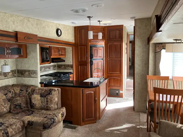 2013 Cougar 37’ Fifth Wheel in Travel Trailers & Campers in Revelstoke - Image 7