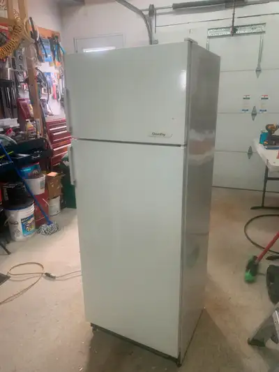 Frigidaire très bon état. Dimension 24 x 24 x 63 60cm x 60cm x 160cm
