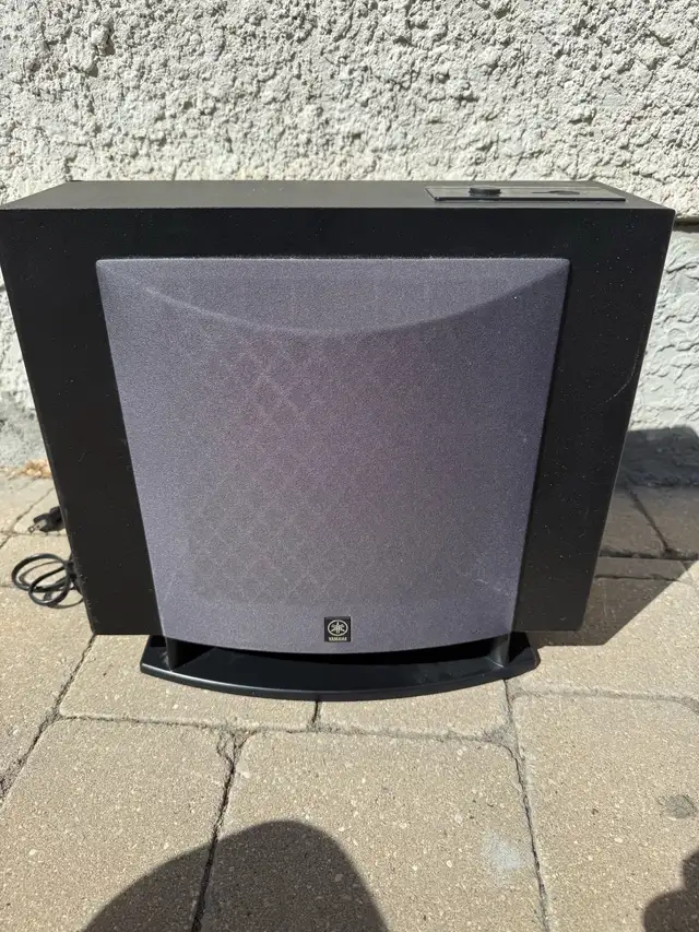 Subwoofer (caisson de basses) Yamaha YST-FSW100 in Stereo Systems & Home Theatre in Winnipeg - Image 2