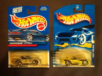 This lot includes a yellow (#177) and silver (#178) Dodge Viper RT/10. The cards have damage as seen...