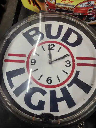 Voici une horloge Bud Light lumineuse, idéale pour ajouter une touche rétro à votre bar ou salle de...